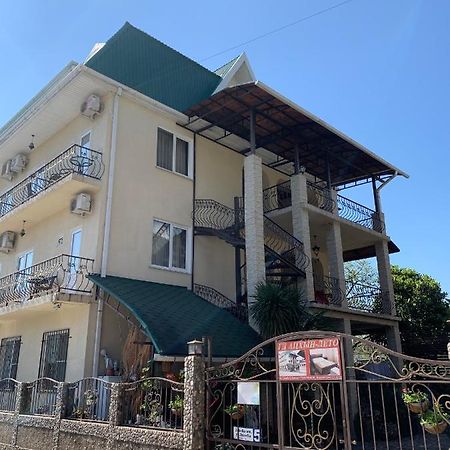 Guest House Aphyn Leto 가그라 외부 사진